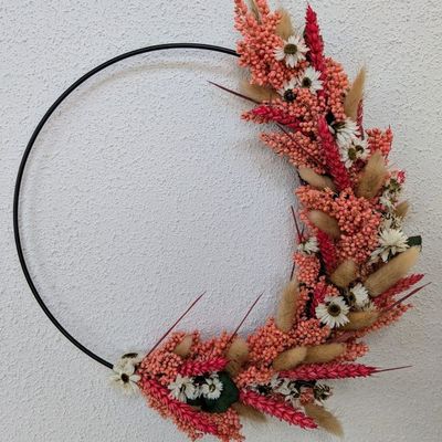 Trockenblumenkranz in Rosa